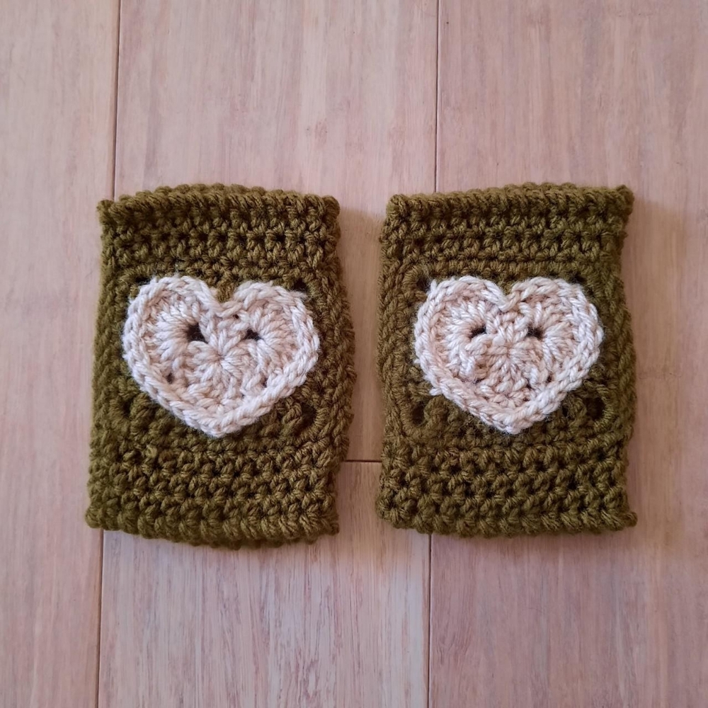 Crochet Heart Fingerless Gloves (olive, cream)